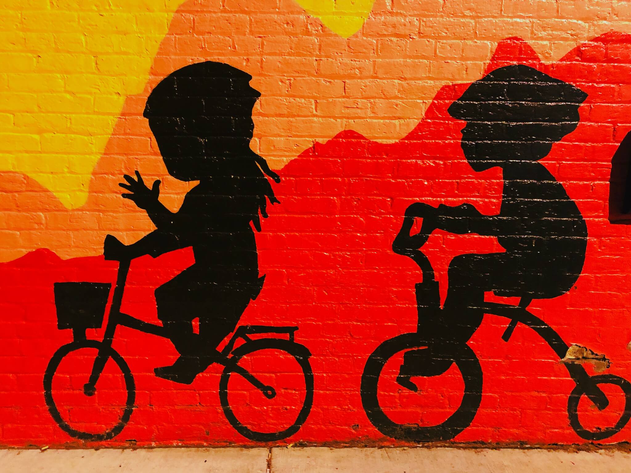 Murale che ritrae bimbi in bici e in triciclo