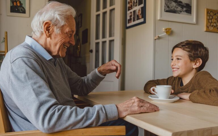 “Non si può più dire niente”: i nonni di fronte alla dittatura della genitorialità moderna